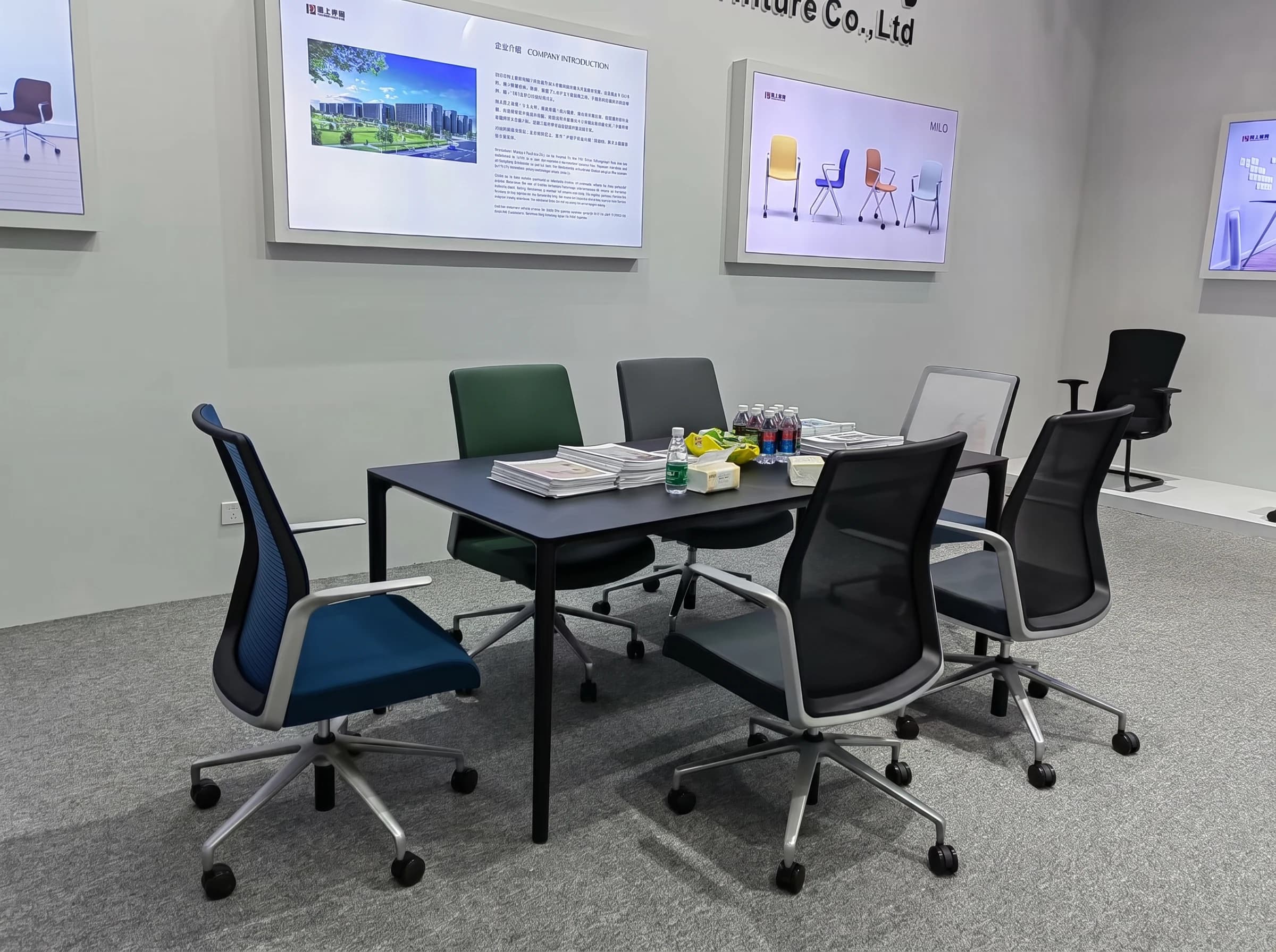 Meeting-chair discussion area in the Hanson Furniture booth